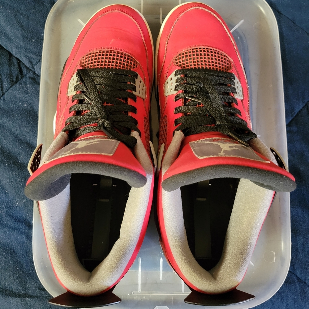 Jordan 4 Toro